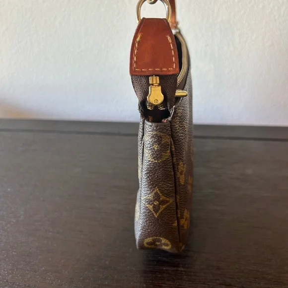 Louis Vuitton Monogram Pochette Accessories - Picture 7 of 15